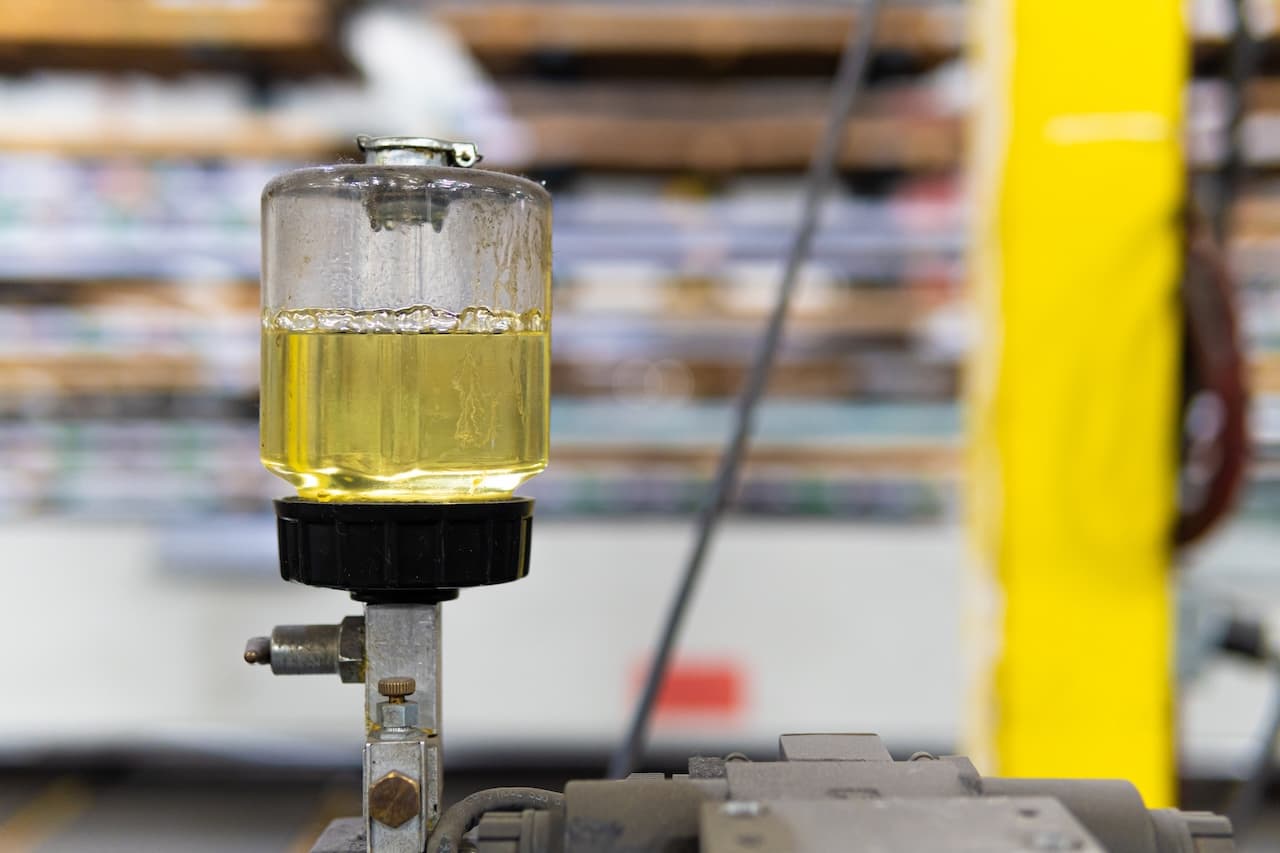 Підтримання рівнів та коригування мастильно-охолоджувальних рідин